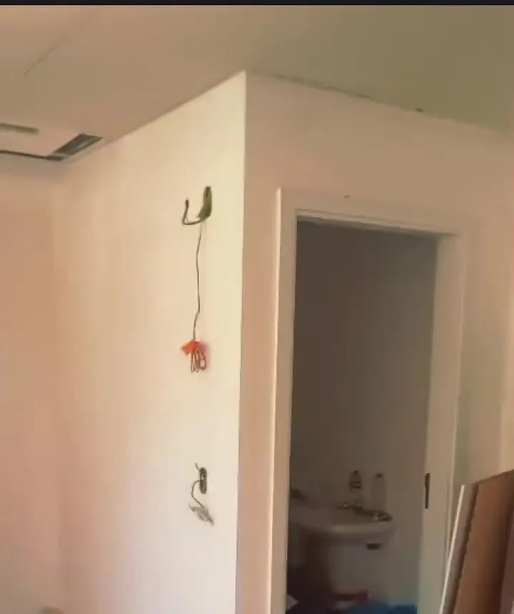 Abertura de porta em drywall com acabamento pronto para pintura