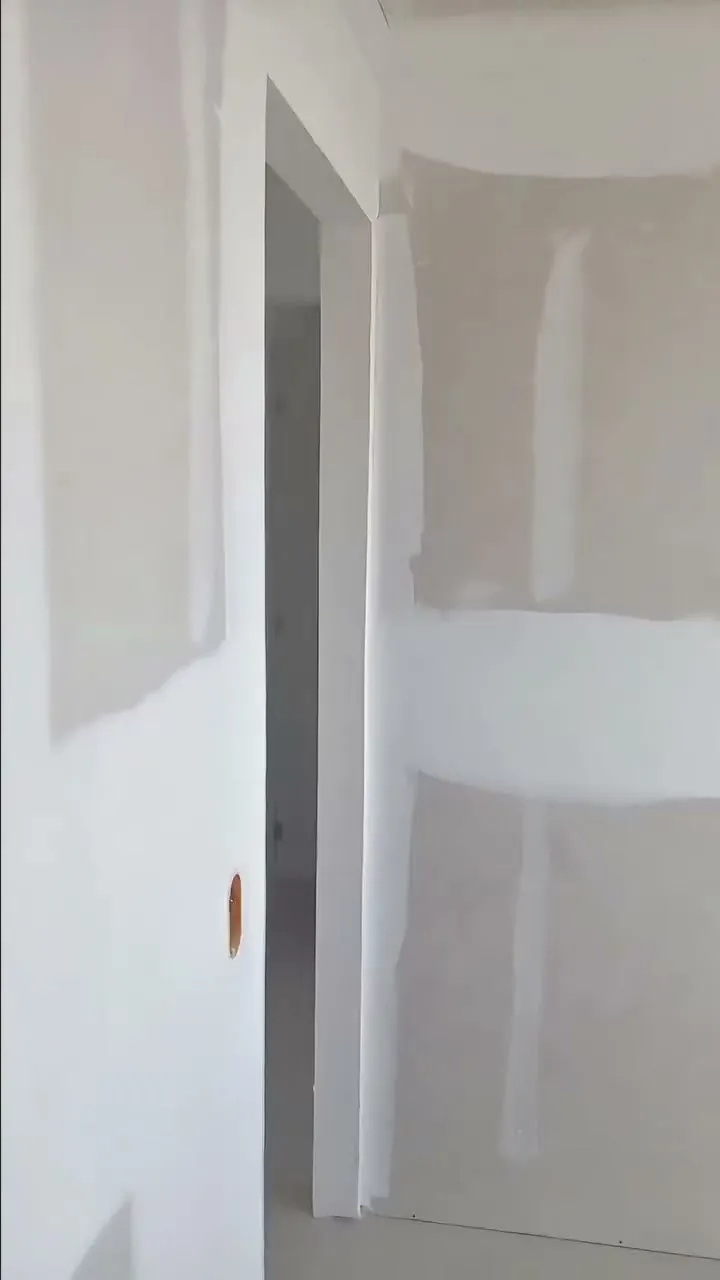 Abertura de porta em drywall com cantos reforçados por fita metálica