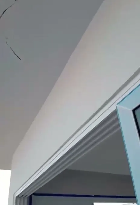 Acabamento da pintura no encontro do beiral com a esquadria