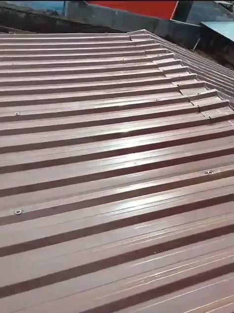 Acabamento da cumeeira do telhado de telha metálica