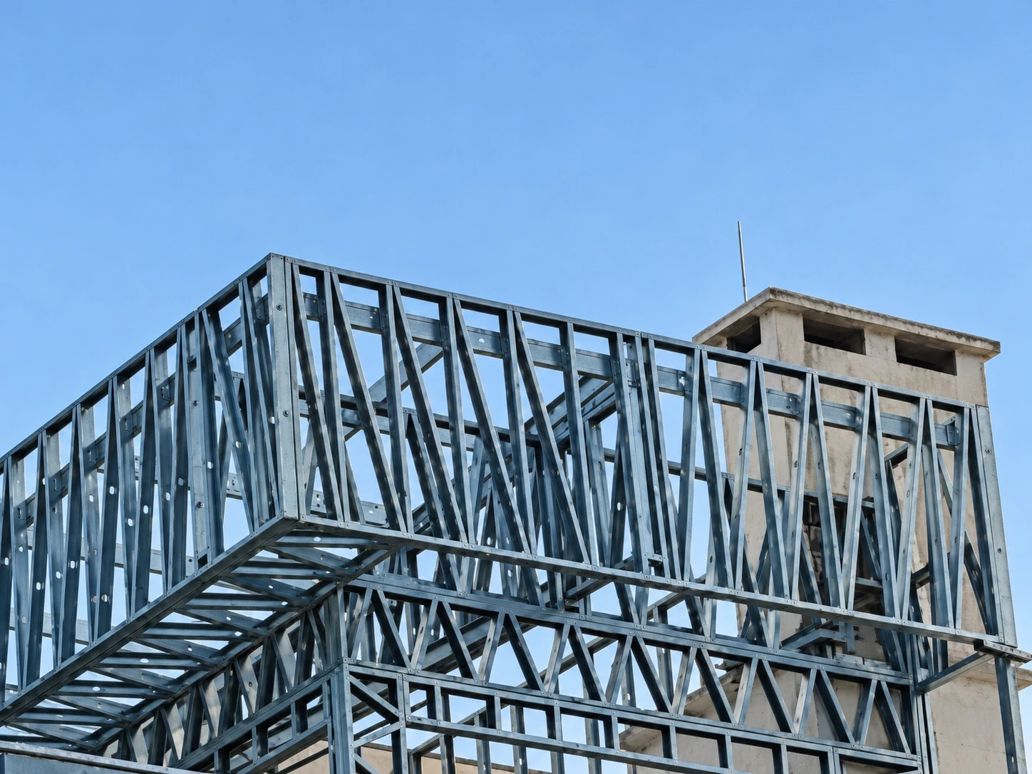 Estrutura de ampliação em steel frame montada sobre a cobertura de prédio residencial em Florianópolis
