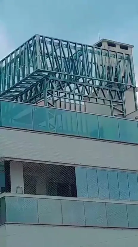 Ampliação em steel frame sobre o último pavimento de prédio residencial
