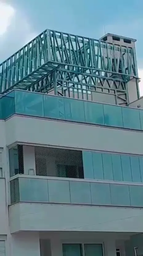 Ampliação em steel frame acima do guarda-corpo de vidro do prédio