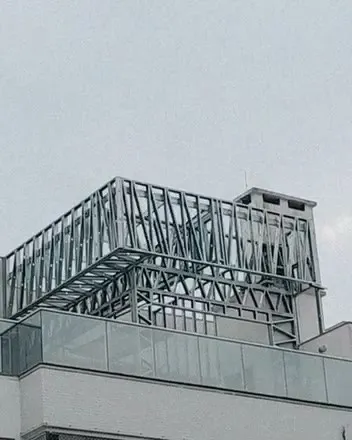 Vista da rua da ampliação em steel frame no topo do prédio