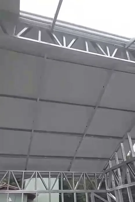 Beiral do telhado sobre as treliças de steel frame
