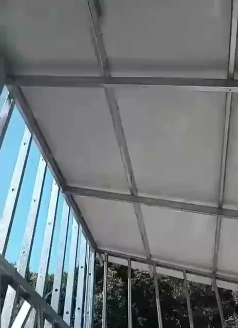 Cobertura instalada sobre as paredes de steel frame