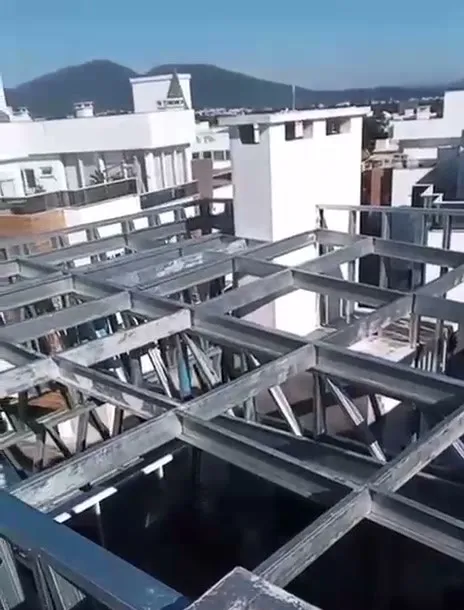 Panorama da estrutura de steel frame concluída na cobertura