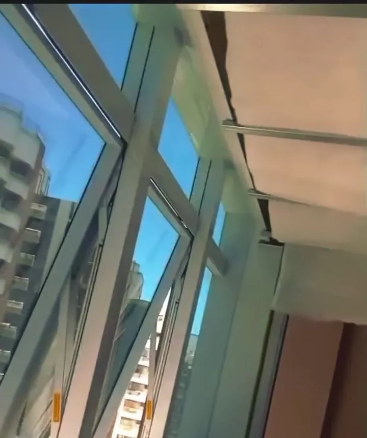 Estrutura do cortineiro acompanhando a fachada envidraçada