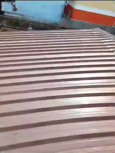 Encontro das águas do telhado metálico na cumeeira