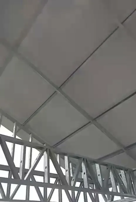 Encontro das águas do telhado na cumeeira, sobre estrutura de steel frame