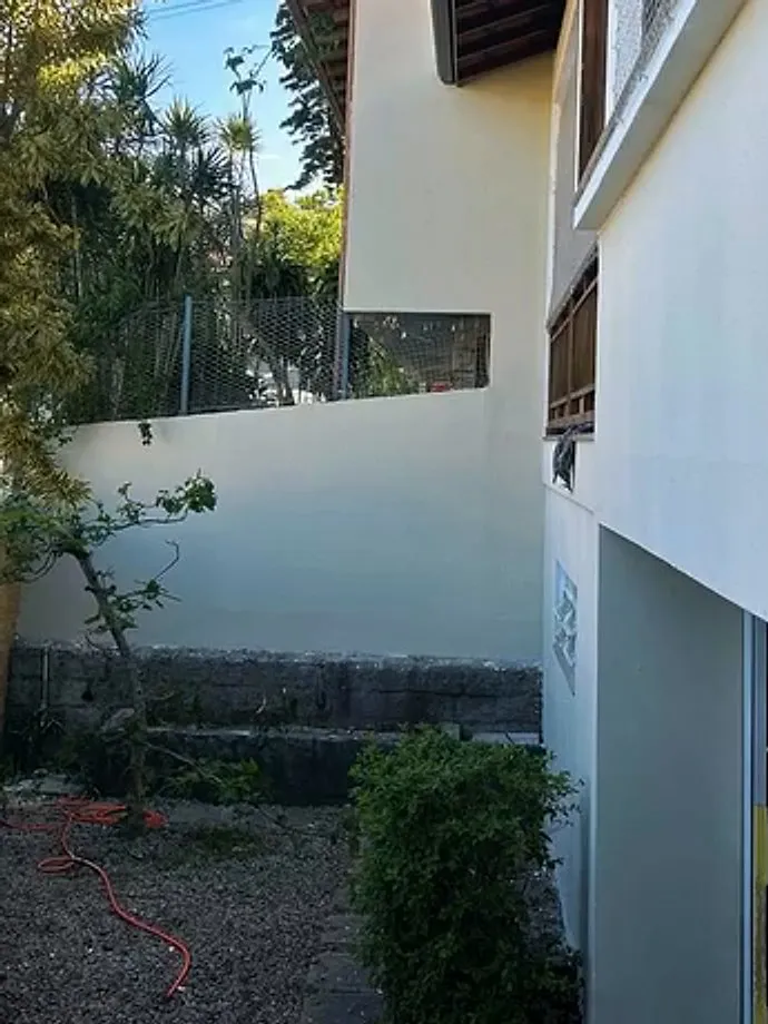 Lateral da casa de 2 andares depois da pintura externa completa