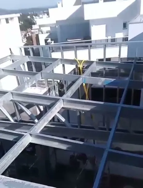 Detalhe dos encontros entre os perfis da grelha de steel frame