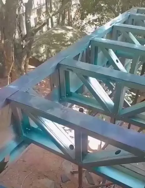 Detalhe das diagonais de uma viga treliçada de steel frame