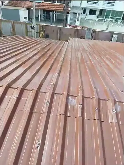 Emenda entre fiadas de telhas metálicas com sobreposição e parafusos