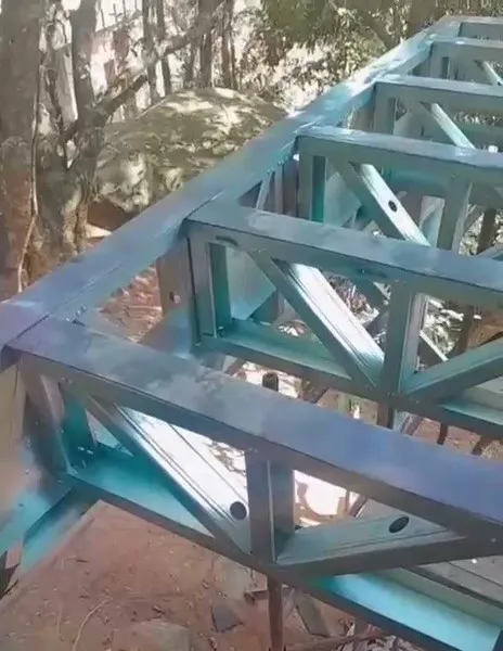 Encontro entre vigas treliçadas e viga de borda em steel frame