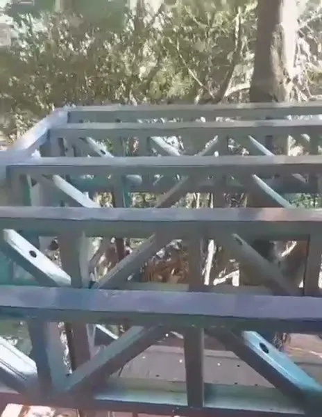 Estrutura de piso em steel frame com vigas treliçadas paralelas
