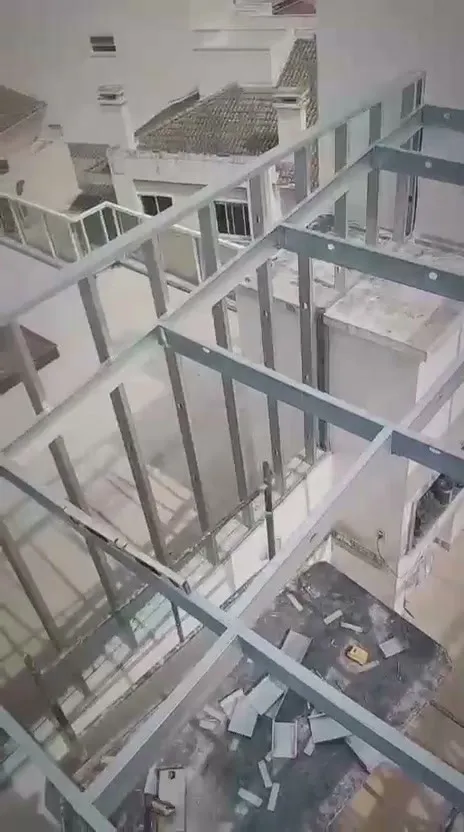 Estrutura de steel frame junto à parede do prédio