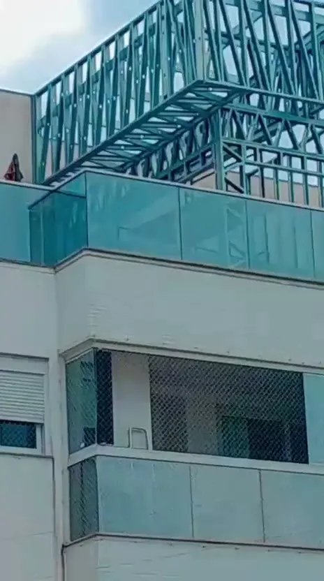 Estrutura de steel frame acima do terraço do último andar do prédio