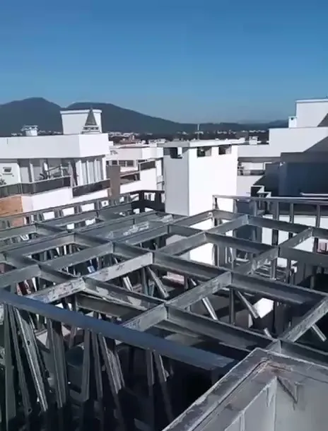 Estrutura de steel frame na cobertura com vista para a cidade