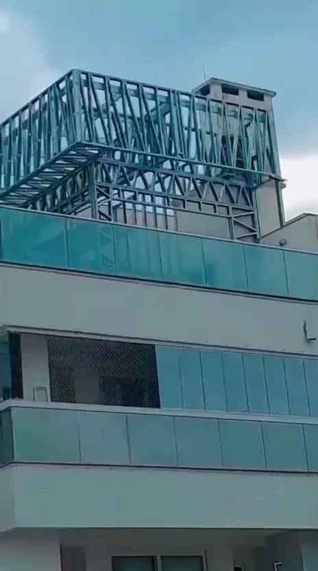 Estrutura do telhado da ampliação em steel frame sobre o prédio