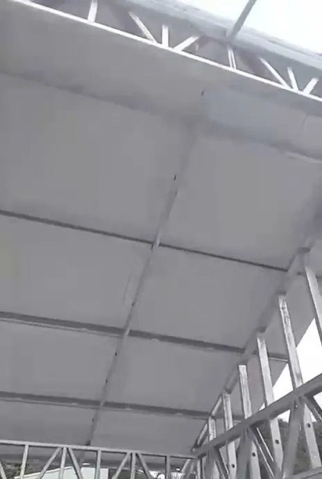 Face inferior das telhas e terças vistas de dentro da obra