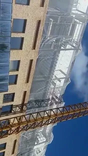 Prédio em obra com grua e fachada em steel frame