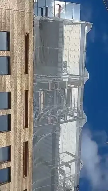 Fachada em steel frame atravessando vários pavimentos do prédio