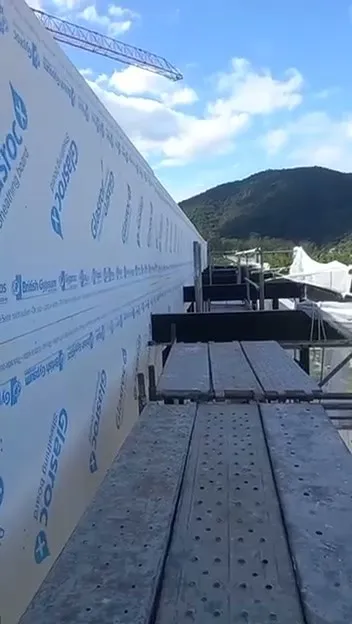 Fachada em steel frame em altura com vista para o morro