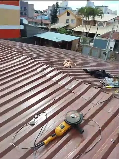 Ferramentas de corte e fixação sobre as telhas metálicas