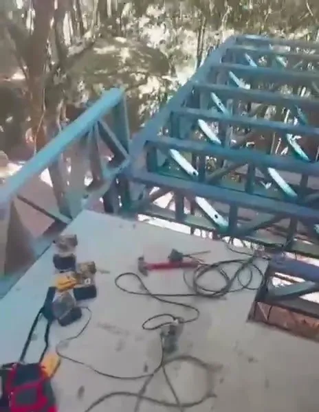 Ferramentas de montagem de steel frame sobre a base da obra