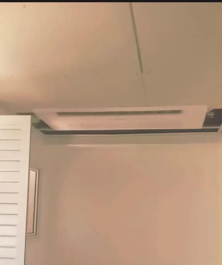 Forro de drywall com ar-condicionado cassete embutido e tabica