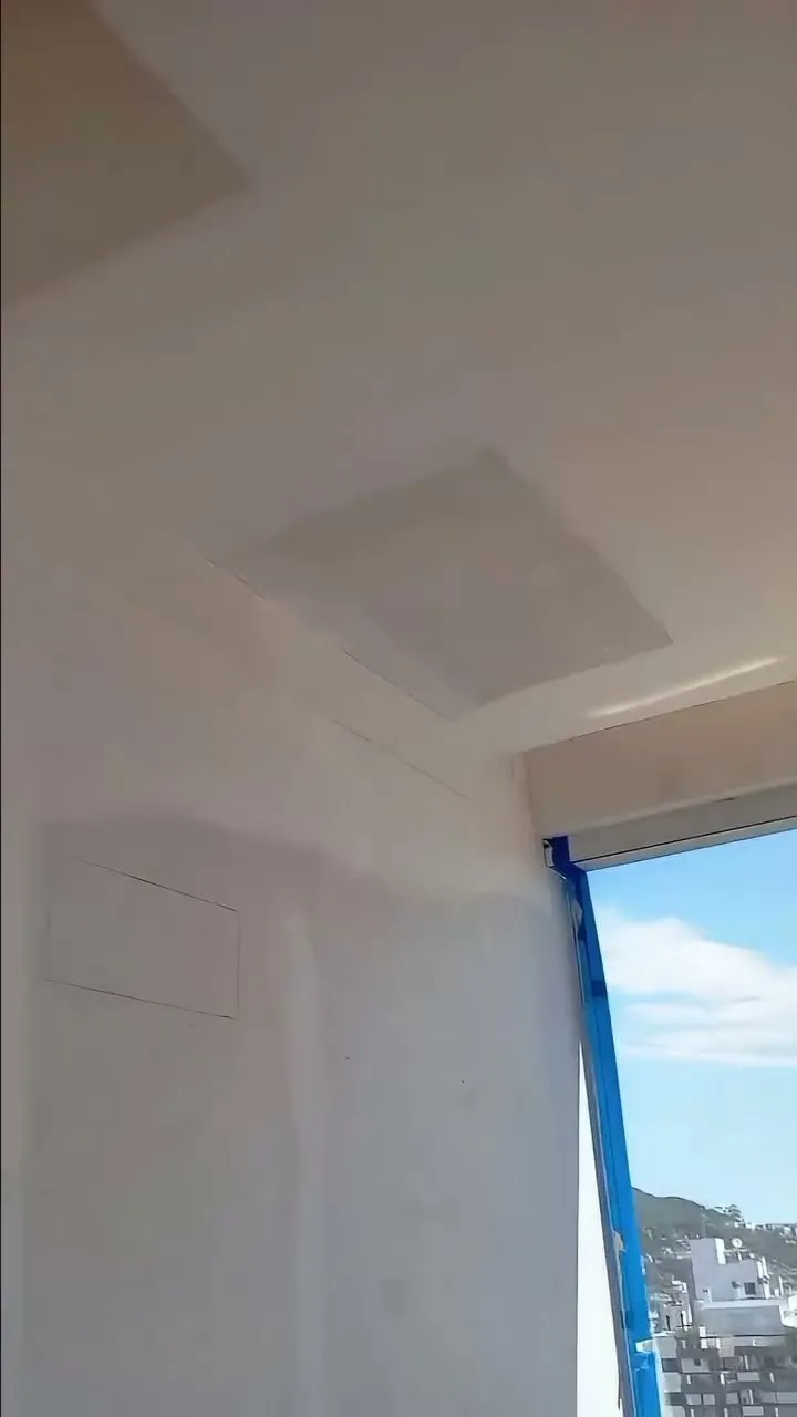 Forro de drywall com tratamento de juntas e cortineiro junto à janela