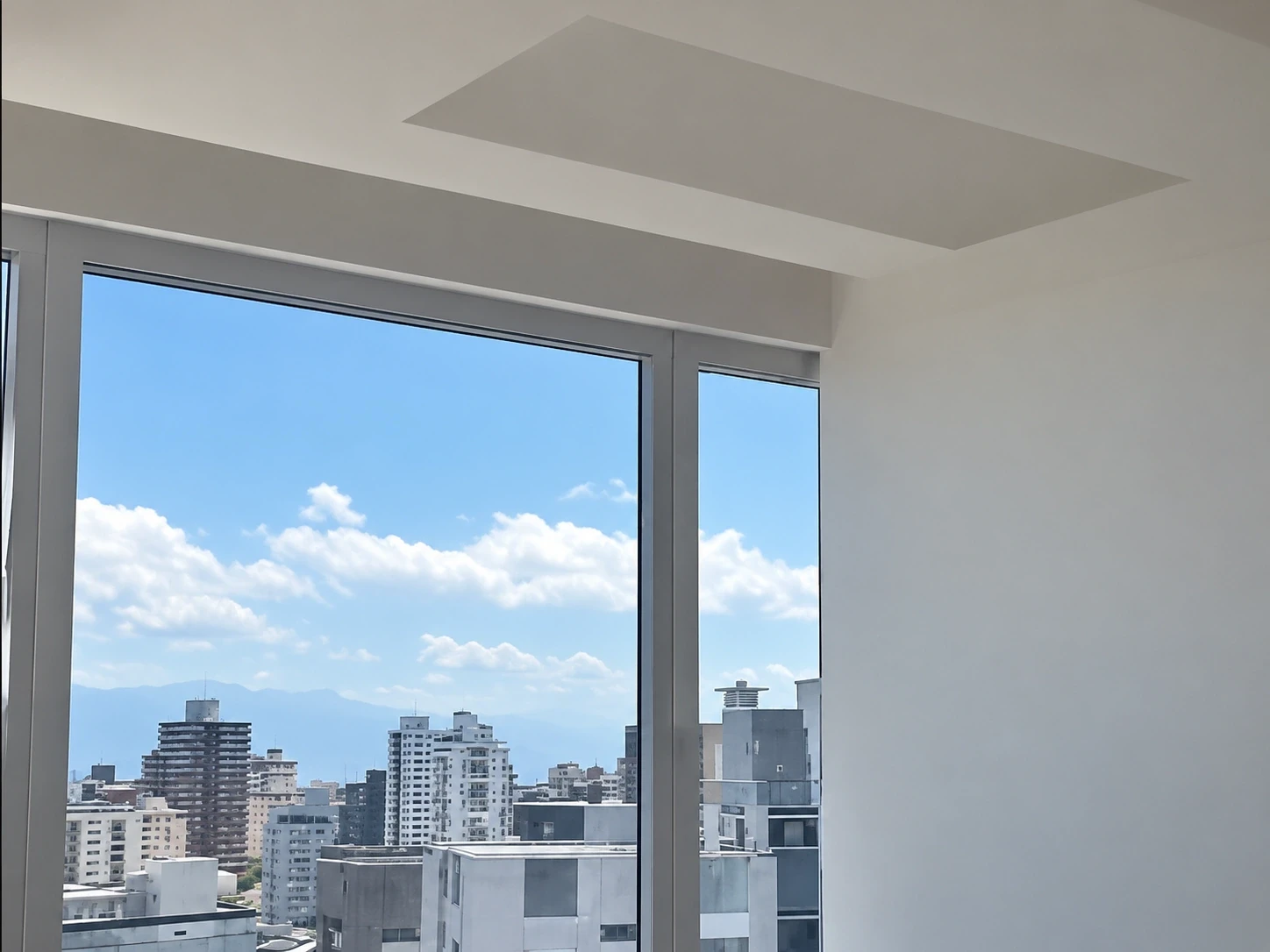 Forro de drywall com cortineiro embutido sobre a janela, com vista para os prédios do Centro de Florianópolis