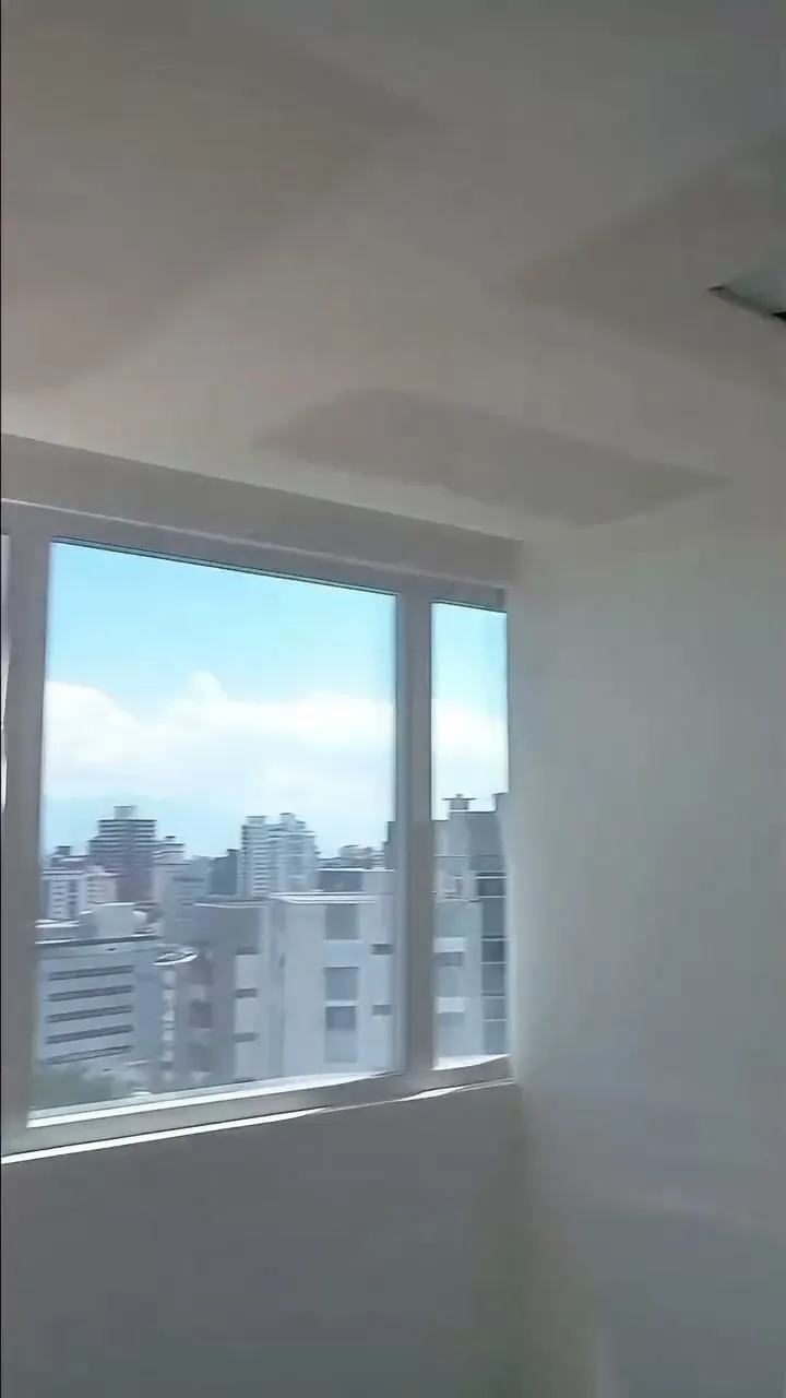 Forro de drywall com cortineiro sobre a janela e vista do Centro de Florianópolis