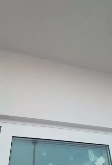 Forro externo pintado sobre a porta de vidro