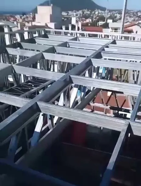 Perfis de aço galvanizado formando a grelha da estrutura em steel frame