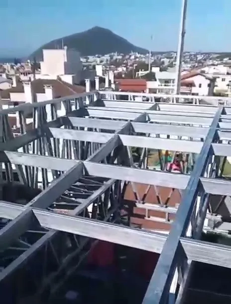 Grelha de steel frame na cobertura do prédio com o morro ao fundo
