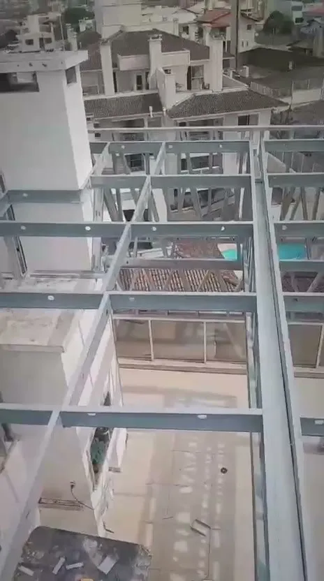 Panorama da grelha de steel frame montada sobre o terraço