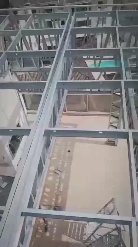 Estrutura de steel frame vista de cima, com o piso do terraço abaixo
