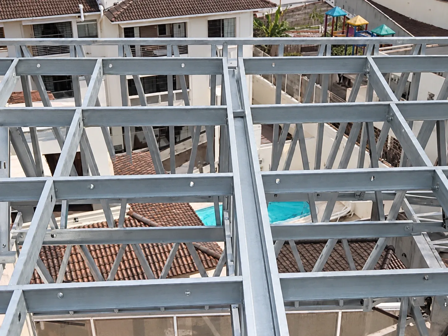 Grelha de steel frame com vigas treliçadas montada sobre o terraço de um prédio em Florianópolis