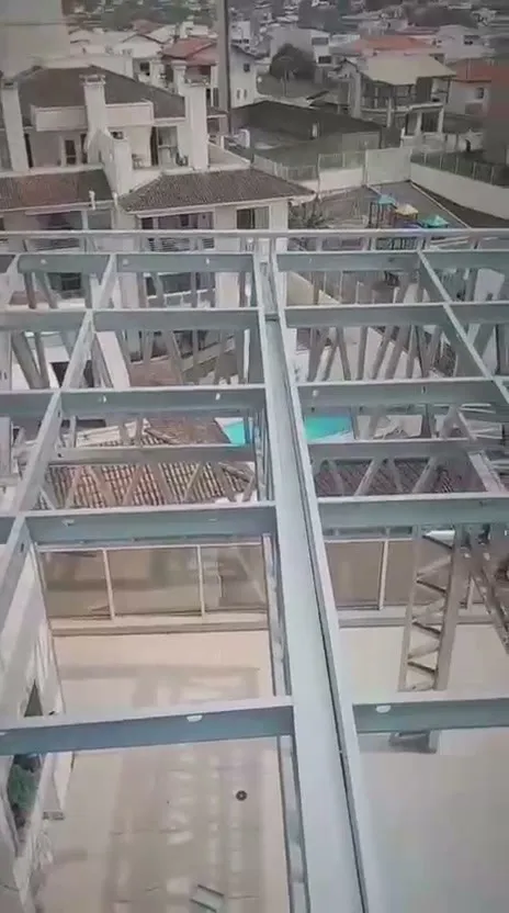 Grelha de steel frame sobre o terraço com a vizinhança ao fundo