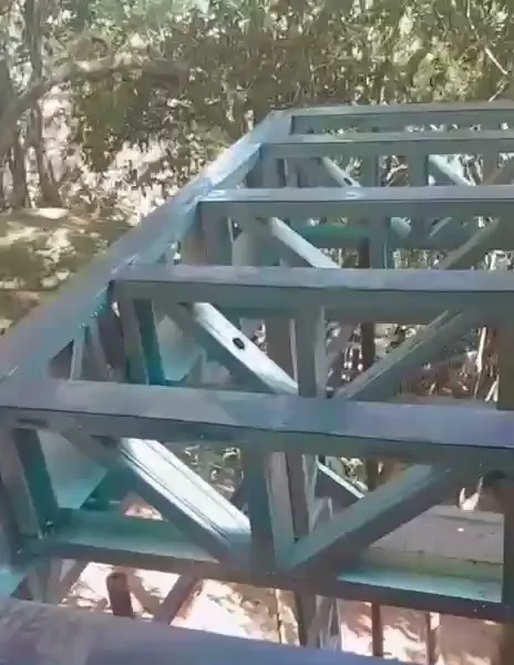 Grelha de vigas treliçadas de steel frame em terreno com mata