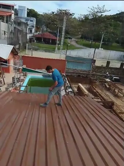 Equipe fazendo a instalação do telhado de telha metálica