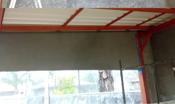 Vista interna do pergolado com a lateral fechada em steel frame