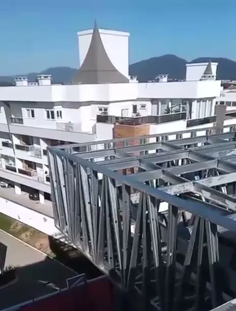 Lateral treliçada da estrutura de steel frame ao lado de prédio vizinho