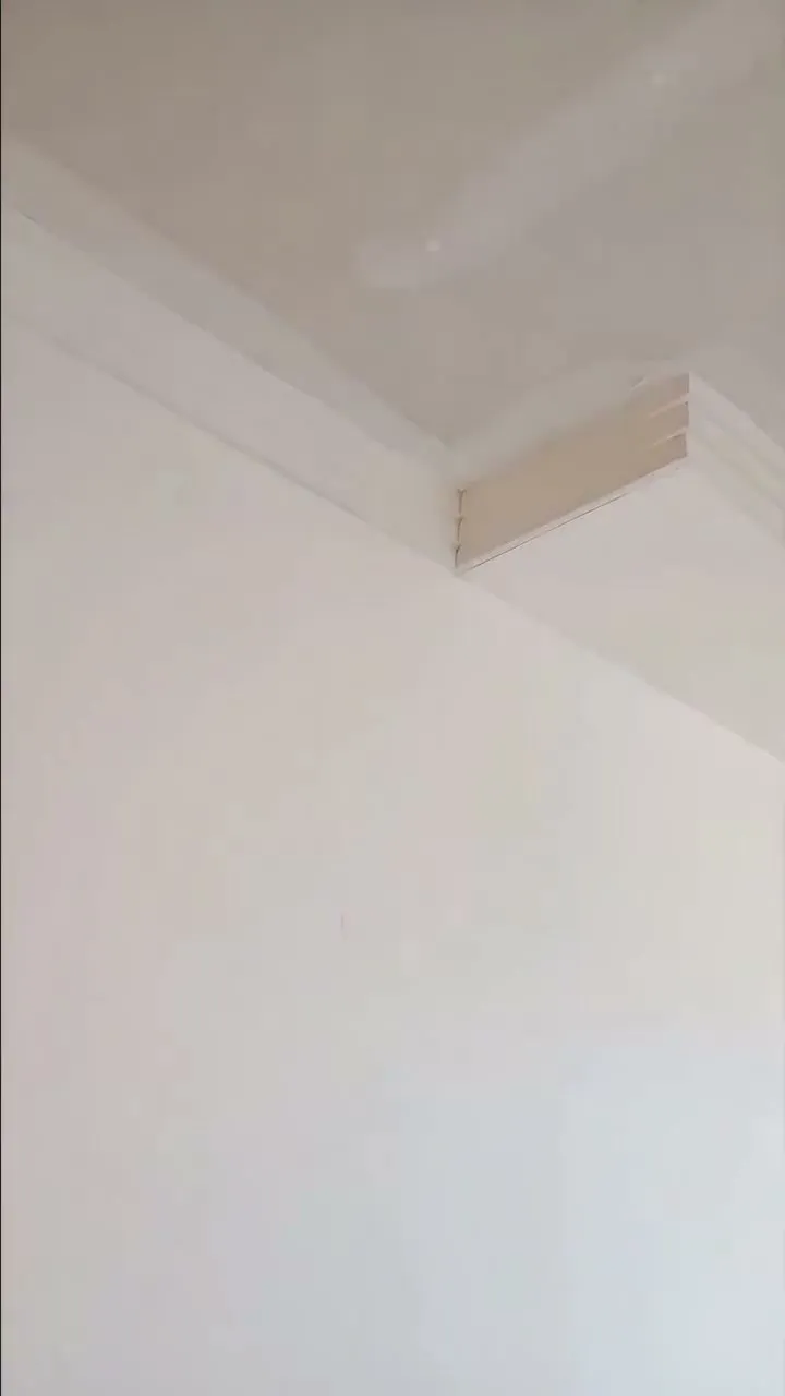 Detalhe da moldura de drywall no forro antes do acabamento final