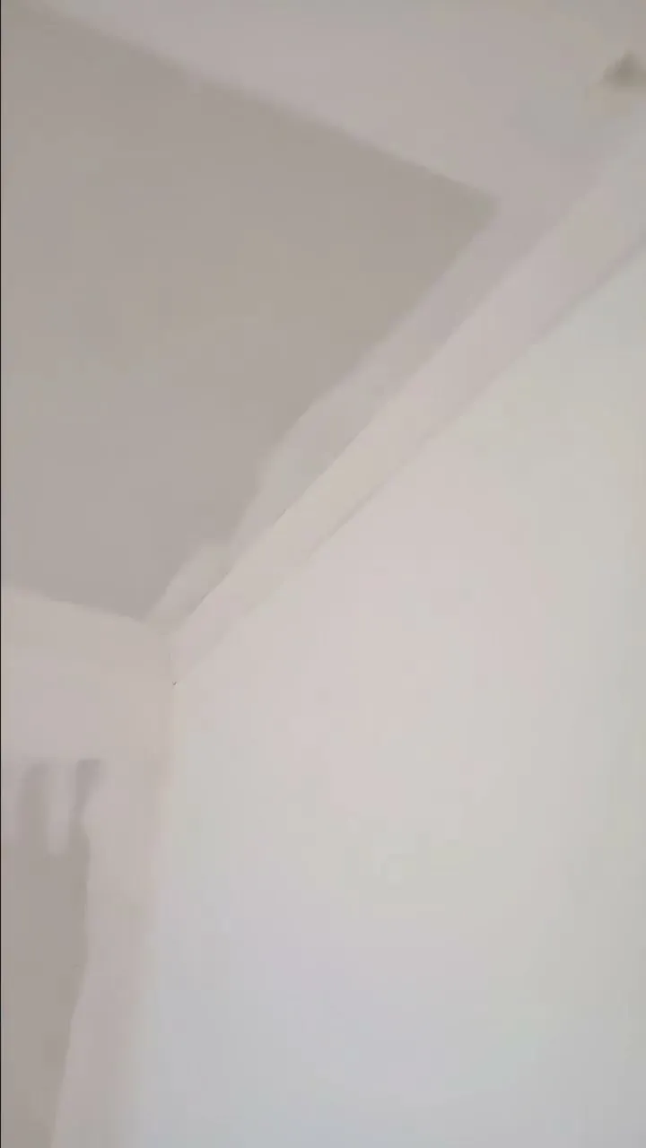 Moldura moderna de drywall no encontro do forro com a parede