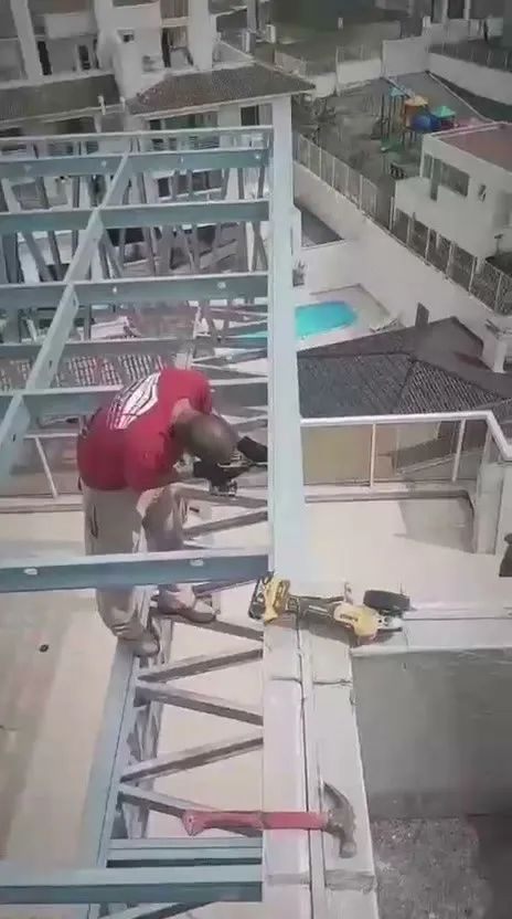 Montador cortando e fixando perfis de steel frame sobre a estrutura