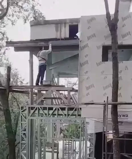 Montagem do fechamento da casa em steel frame com andaime