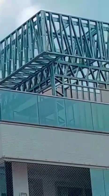 Montantes de steel frame das paredes da ampliação na cobertura
